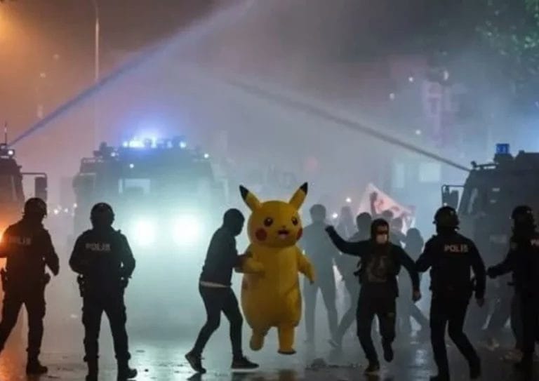 Pikachu inseguito dalla Polizia