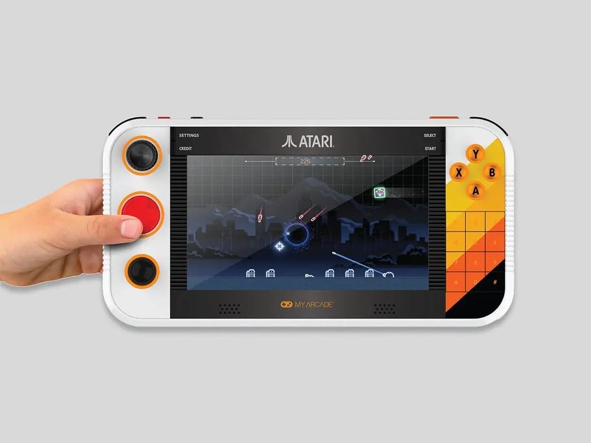 Atari Gamestation Go: la retro console portatile arriva a ottobre con oltre 200 giochi preinstallati Atari Gamestation Go: la retro console portatile arriva a ottobre con oltre 200 giochi preinstallati