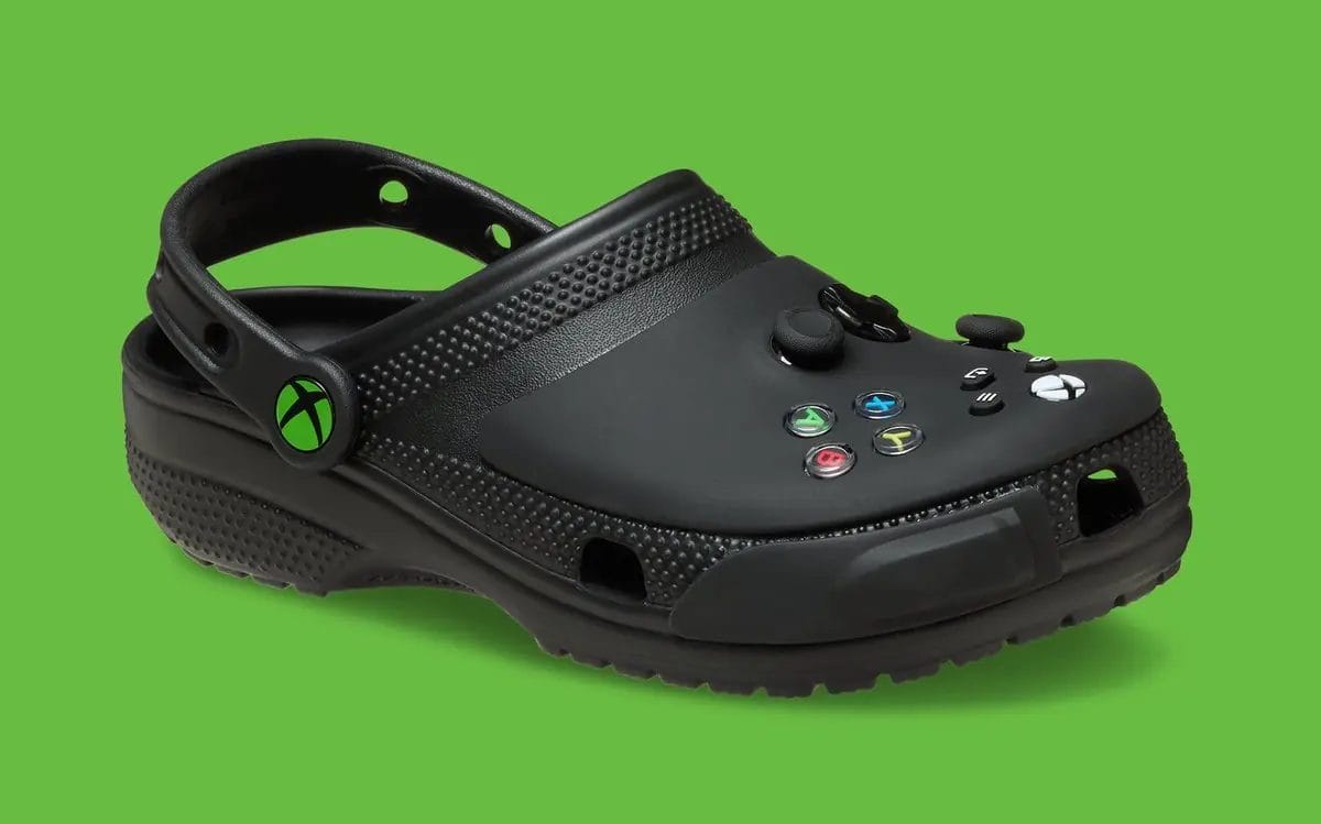 Quando il controller diventa icona: la clog Xbox da collezione che si indossa Quando il controller diventa icona: la clog Xbox da collezione che si indossa